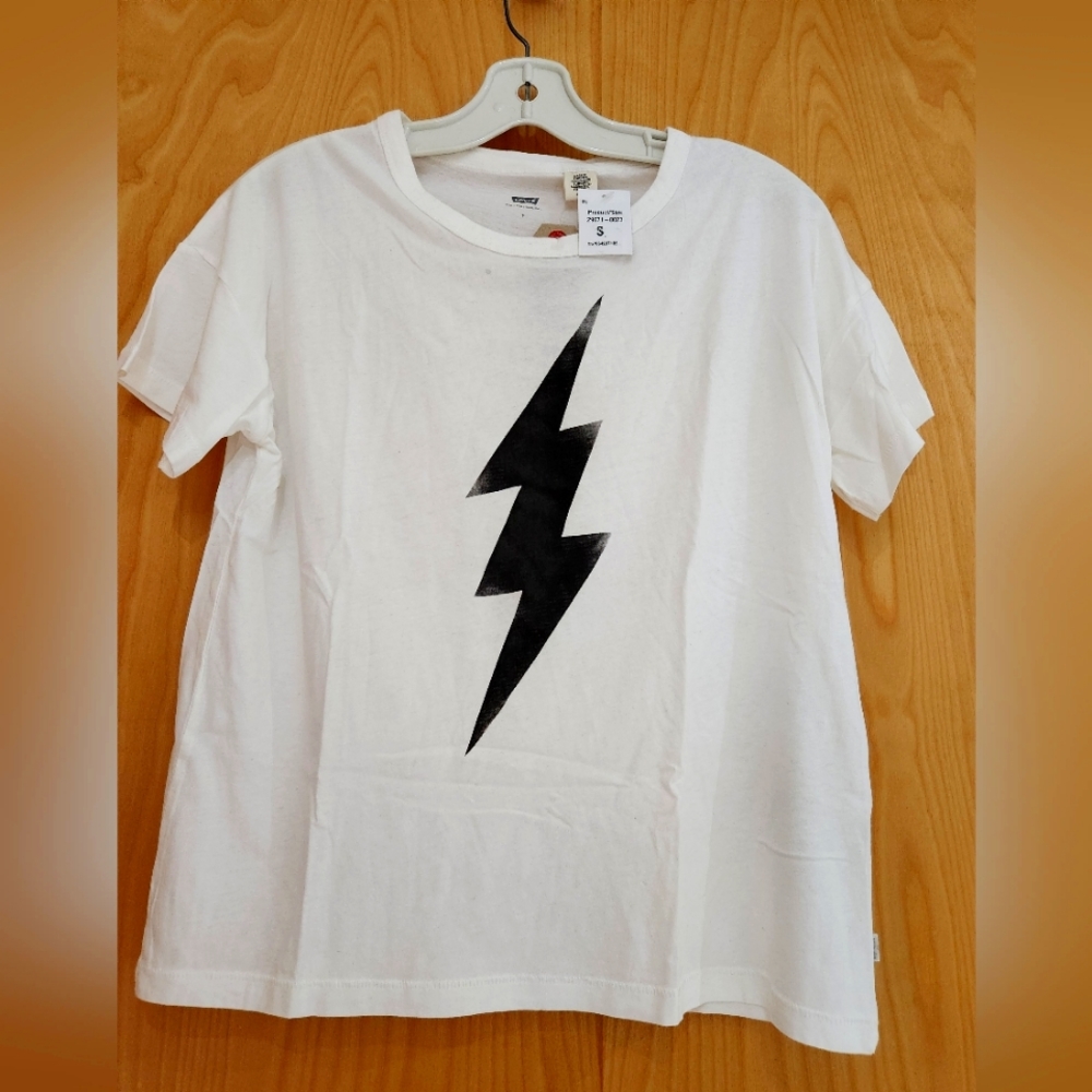 NEW Levis Thunderbolt tshirt